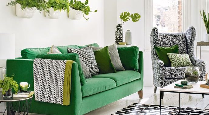 Sofa nỉ màu xanh lá tạo không gian tươi mới, mát mẻ