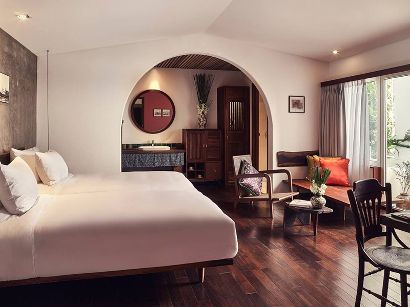 Phòng ngủ được bày trí với đồ nội thất gỗ thiết kế đường nét cơ bản
