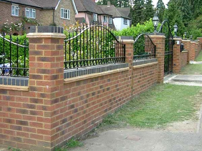 Tường rào kết hợp gạch và kim loại