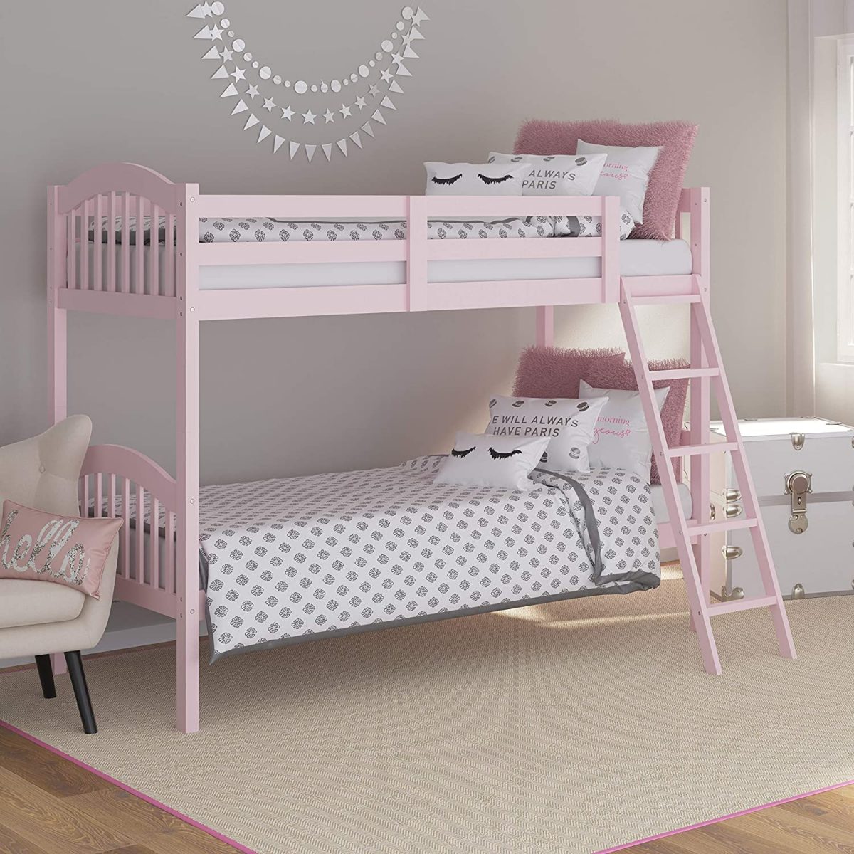 Mẫu phòng ngủ màu hồng cute với mẫu giường tầng thiết kế đơn giản, tiện lợi cho các bé