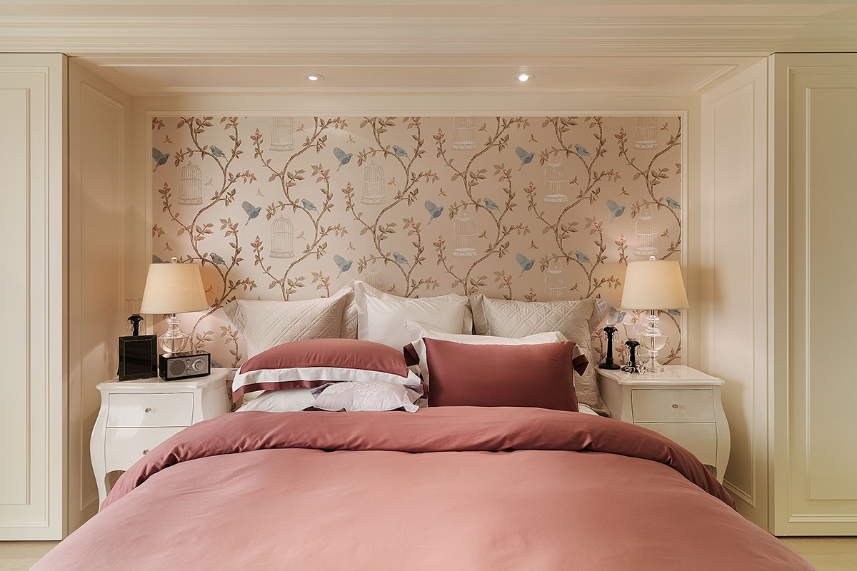 Thiết kế nội thất phòng ngủ sử dụng decal dán tường màu hồng