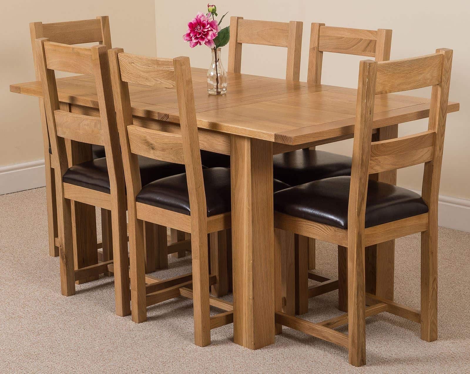 Thiết kế của bàn ăn bằng gỗ sồi vô cùng sang trọng tạo nên sự tiện nghi