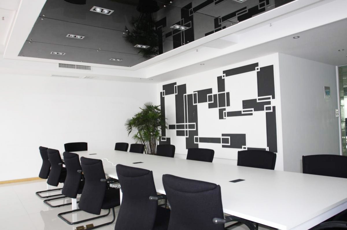 Thiết kế văn phòng công ty nhỏ với Tone màu trắng sáng của sàn nhà và sơn tường tạo nên không gian trông rộng hơn, sang trọng hơn