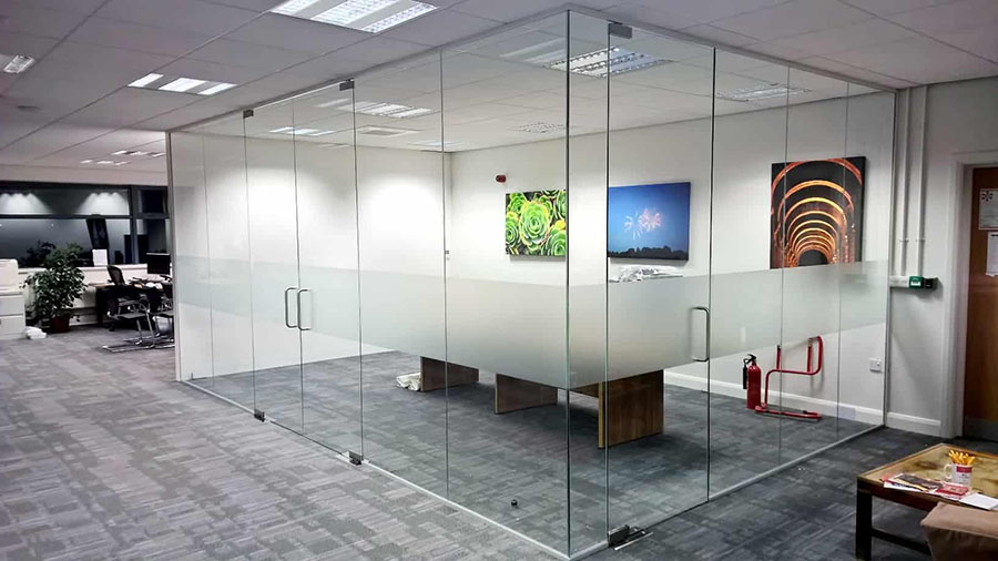 Trang trí văn phòng sử dụng vách kính, tường kính
