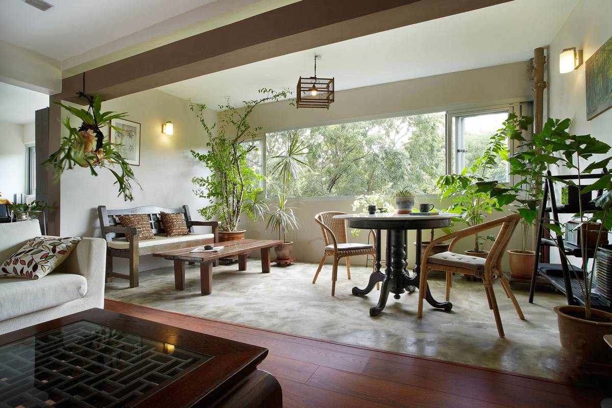 Nội thất phòng khách gần gũi với thiên nhiên và mát mẻ với cây xanh trang trí