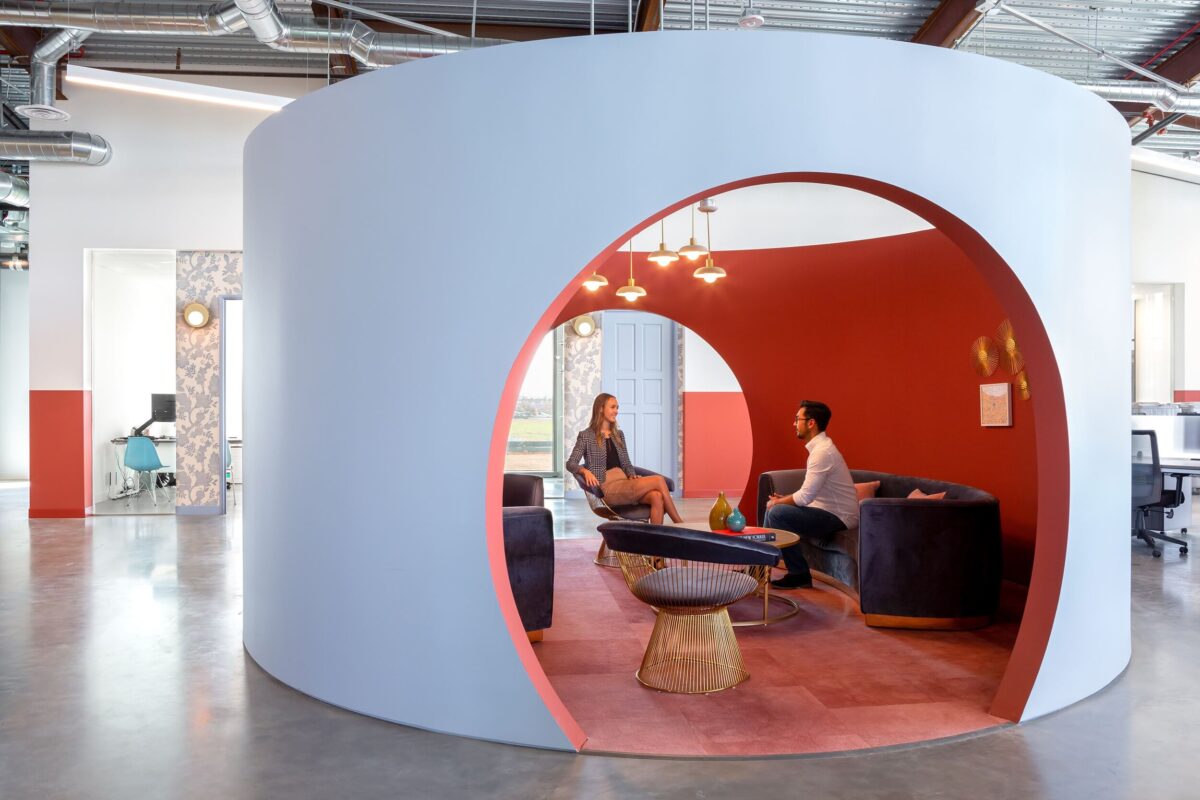 Thiết kế văn phòng nhỏ đẹp với nội thất văn phòng gọn gàng, thoải mái và tạo sự gắn kết giữa các nhân viên