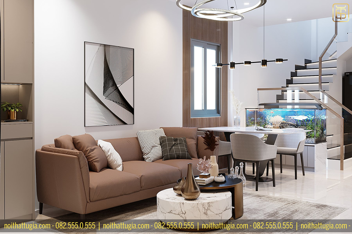 Không gian phòng khách sang trọng với bộ sofa nhung và bể cá trang trí làm điểm nhấn cho toàn bộ không gian