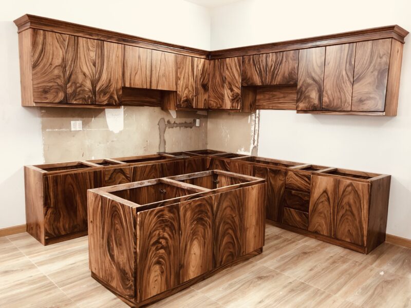 Tủ bếp làm từ gỗ me tây