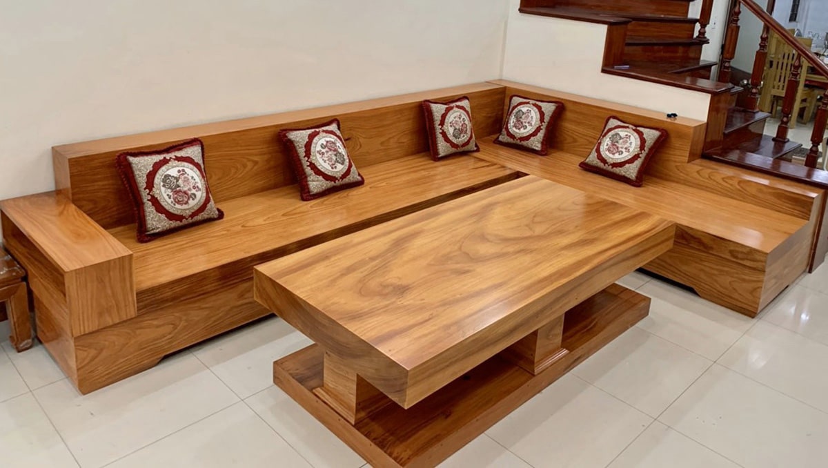 Thiết kế của bàn gỗ gõ đỏ phù hợp với những căn phòng khách cổ điển 