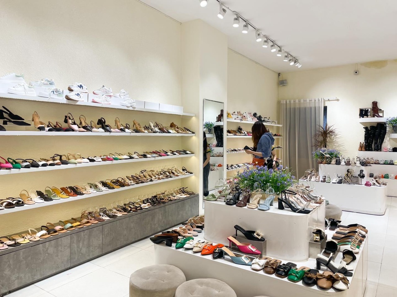 Bí quyết thiết kế shop giày dép nhỏ tiết kiệm nhiều diện tích