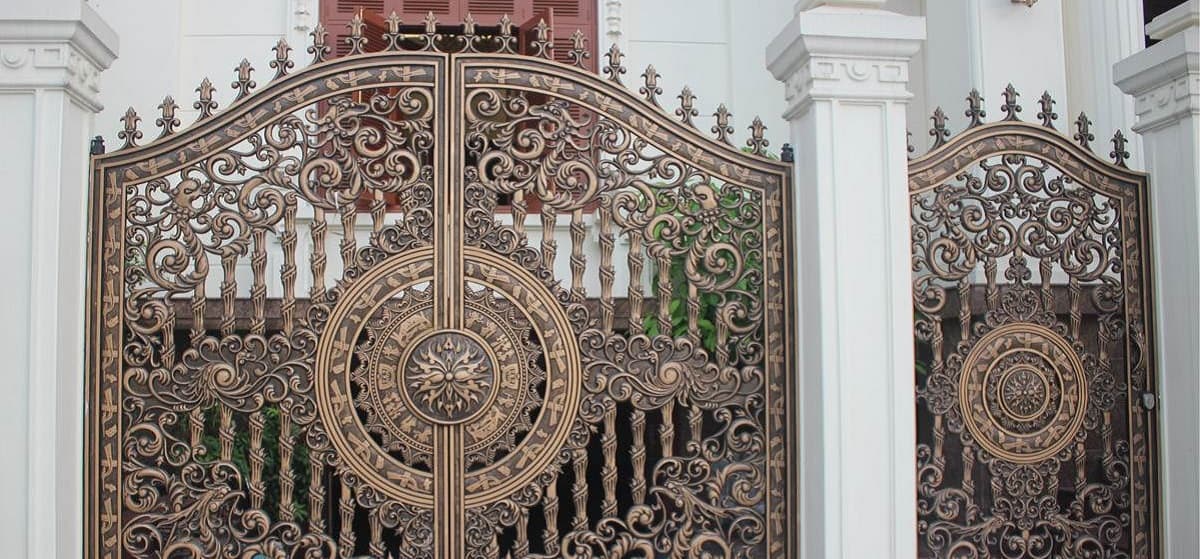 Các loại cổng nhà đẹp với thiết kế hoa văn cầu kì phù hợp với những công trình theo phong cách tân cổ điển