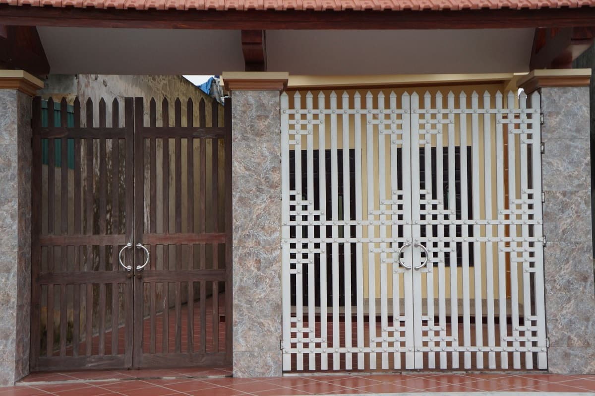 Xây cổng nhà đơn giản mà đẹp bằng sắt được nhiều người lựa chọn