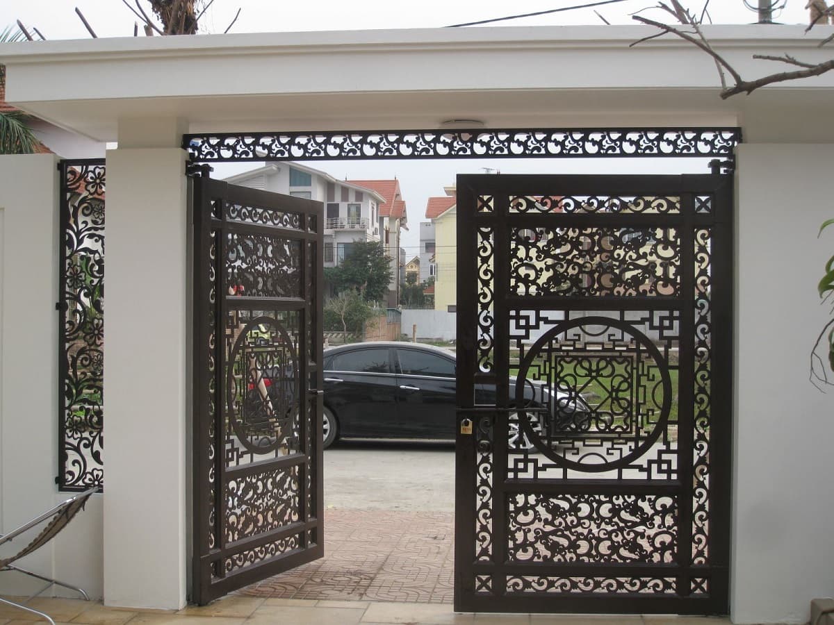 Các kiểu cổng nhà đẹp hiện đại 2 cánh với các chi tiết hoa văn cầu kì