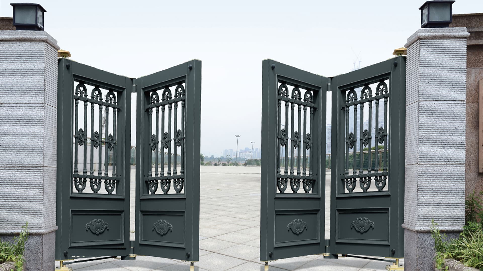 Mẫu thiết kế cổng nhà đẹp ở nông thôn 4 cánh bằng sắt phù hợp với những căn nhà có mặt tiền lớn