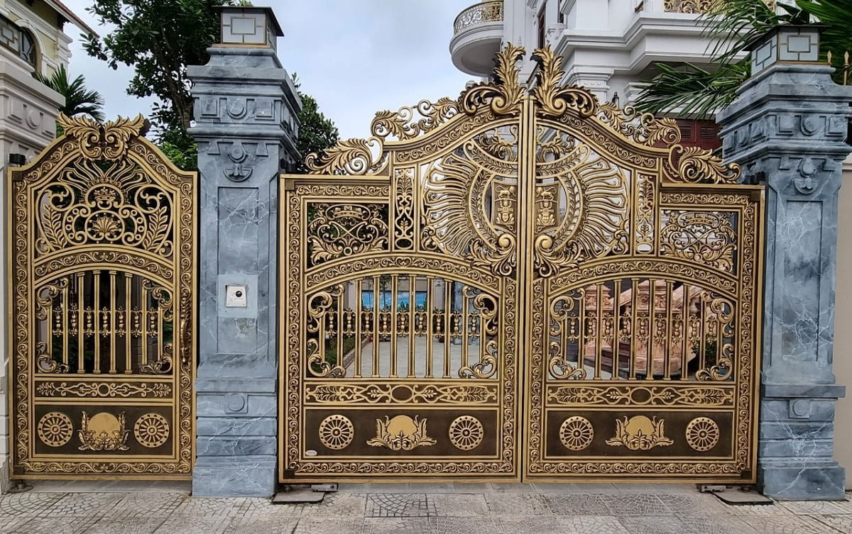 Mẫu cổng nhà vườn đẹp theo phong cách cổ điển