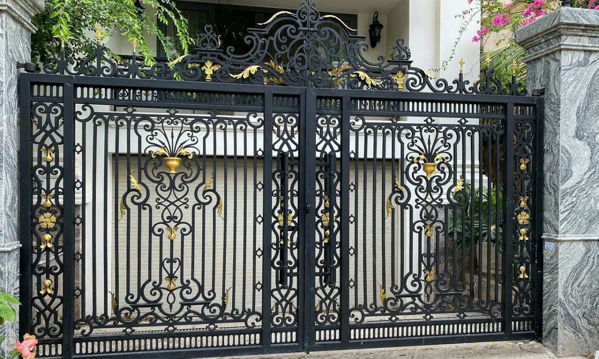 Mẫu cổng nhà vườn đẹp bằng sắt hiện đại