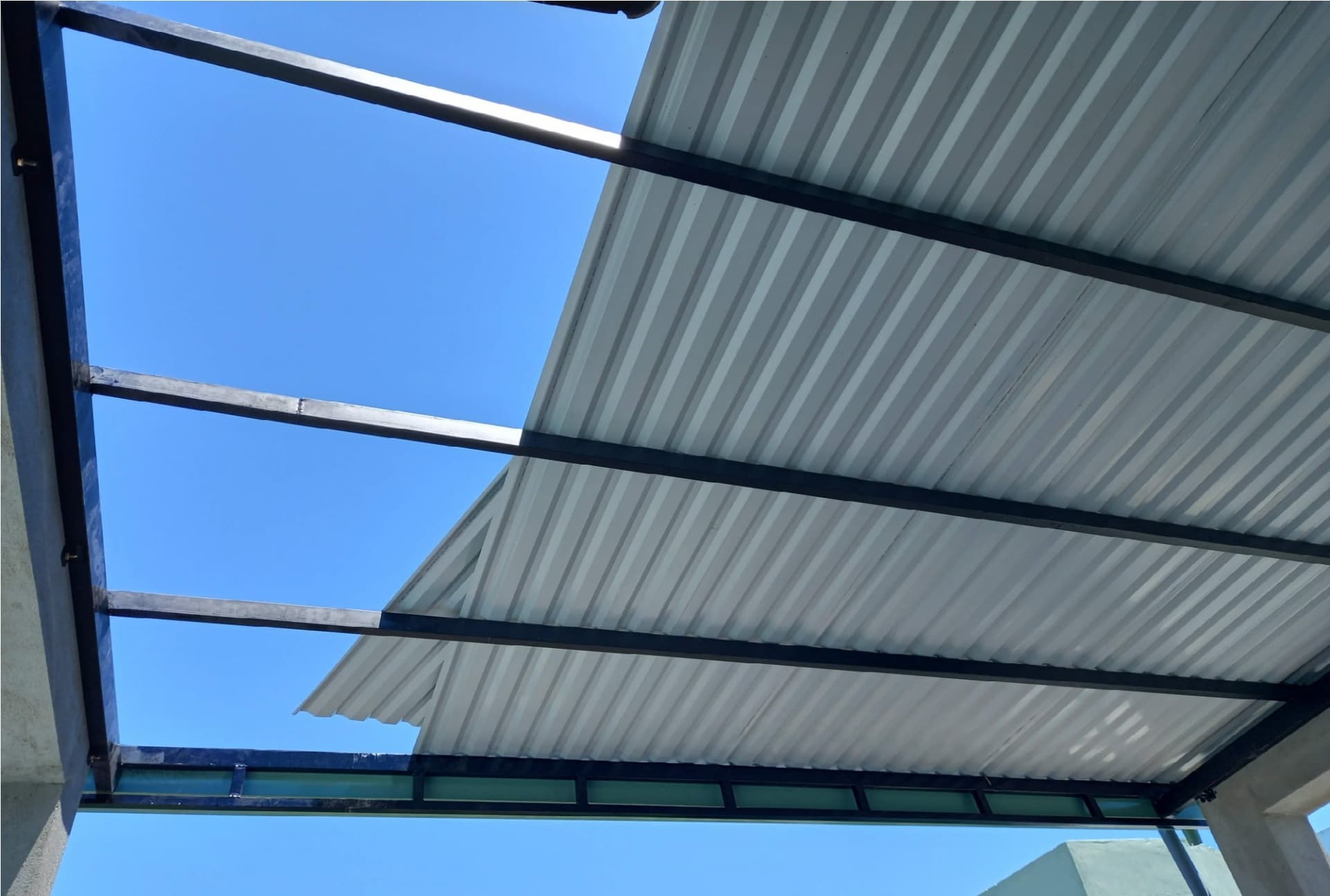 Mái tôn trước sân nhà được thiết kế cố định, có độ bền cao 