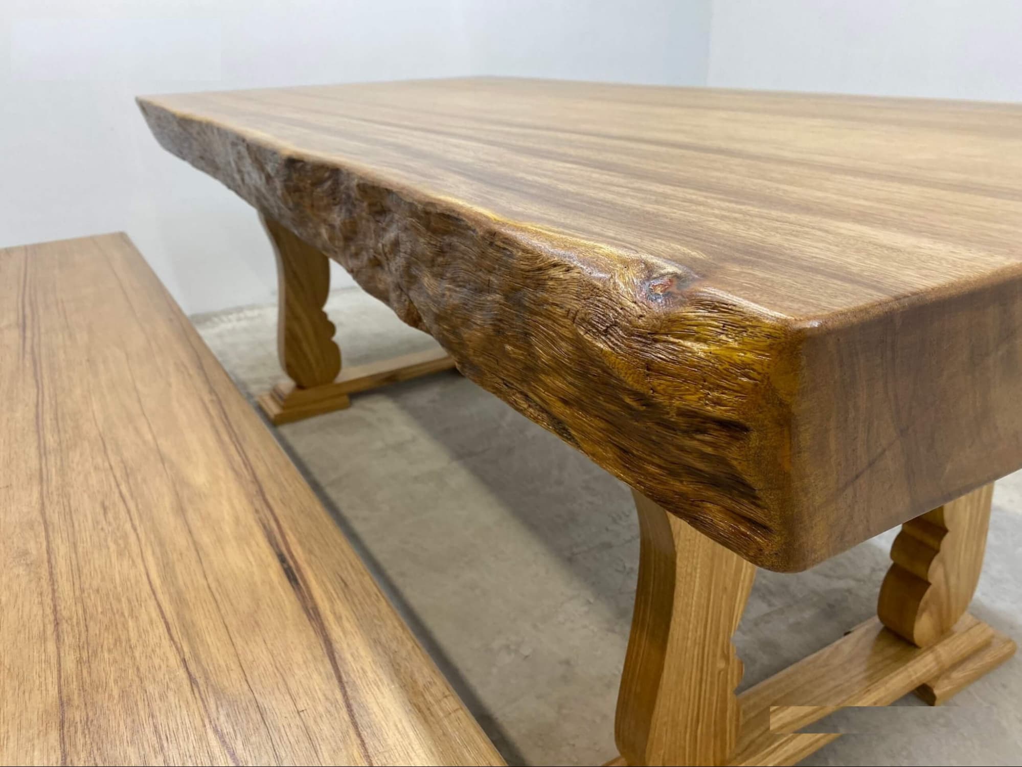 Mẫu bàn ăn bằng gỗ lim được yêu thích khi có độ bền lâu năm
