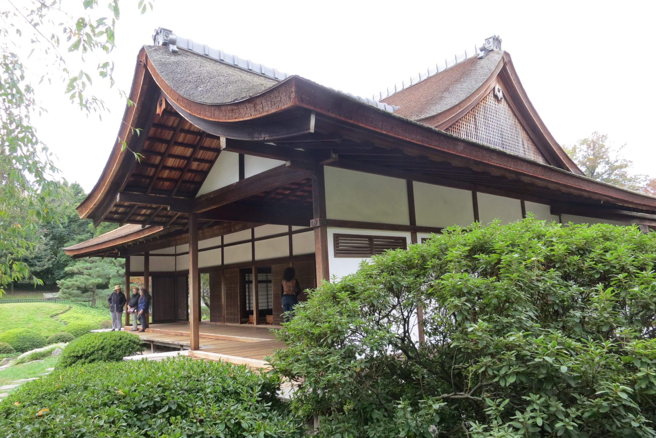 Nhà cấp 4 kiểu Nhật với kiến trúc mái đồ sộ mang nét cổ kính