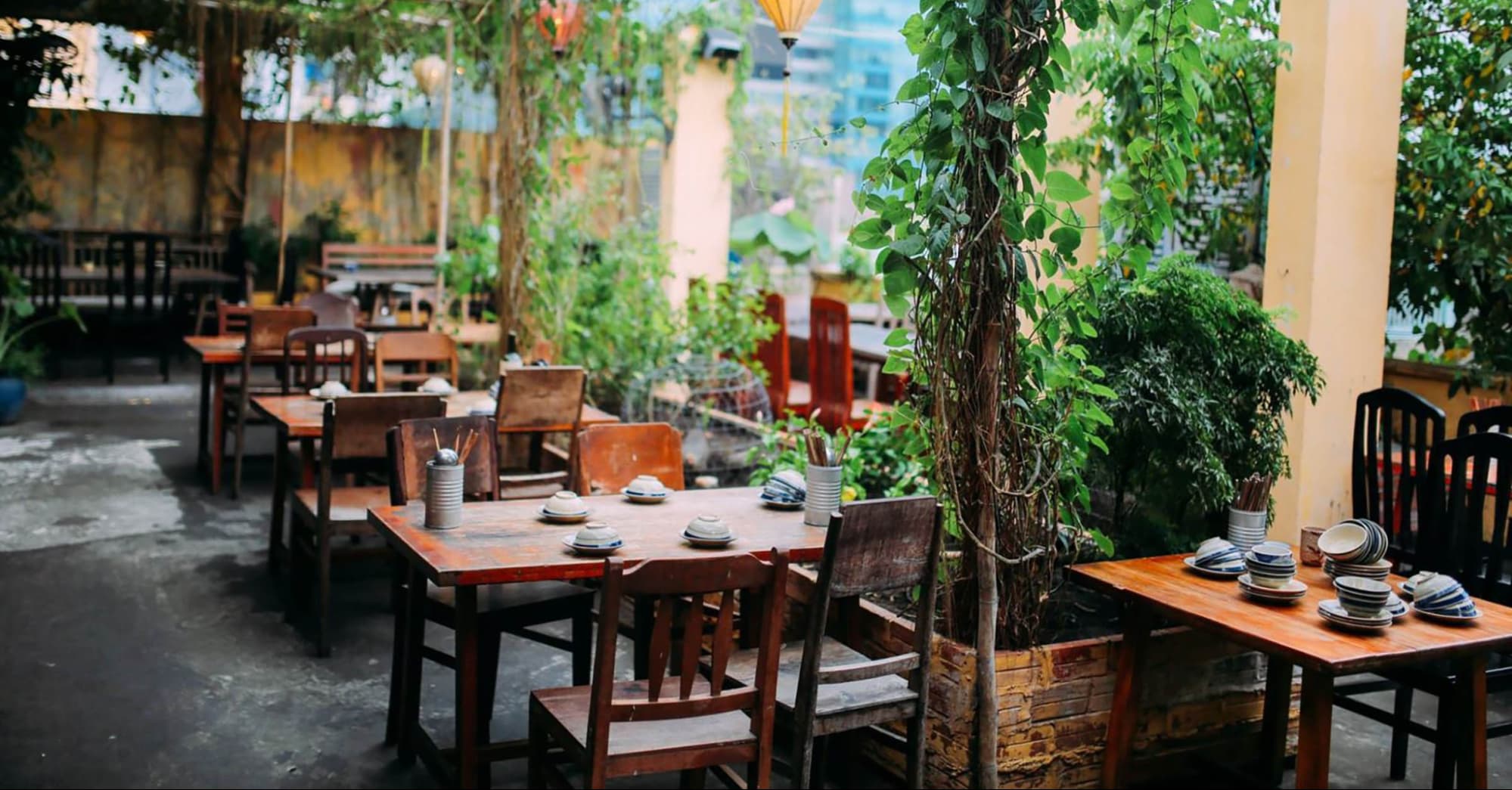 Nhà hàng sân vườn theo phong cách Việt Nam có sự mộc mạc, giản dị và gần gũi