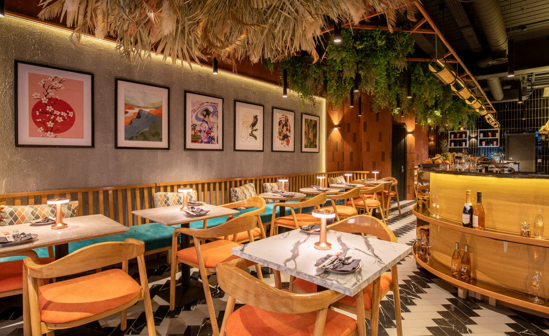 Nhà hàng Á Đông được bố trí cá tiểu cảnh vô cùng thân thuộc với khách hàng 