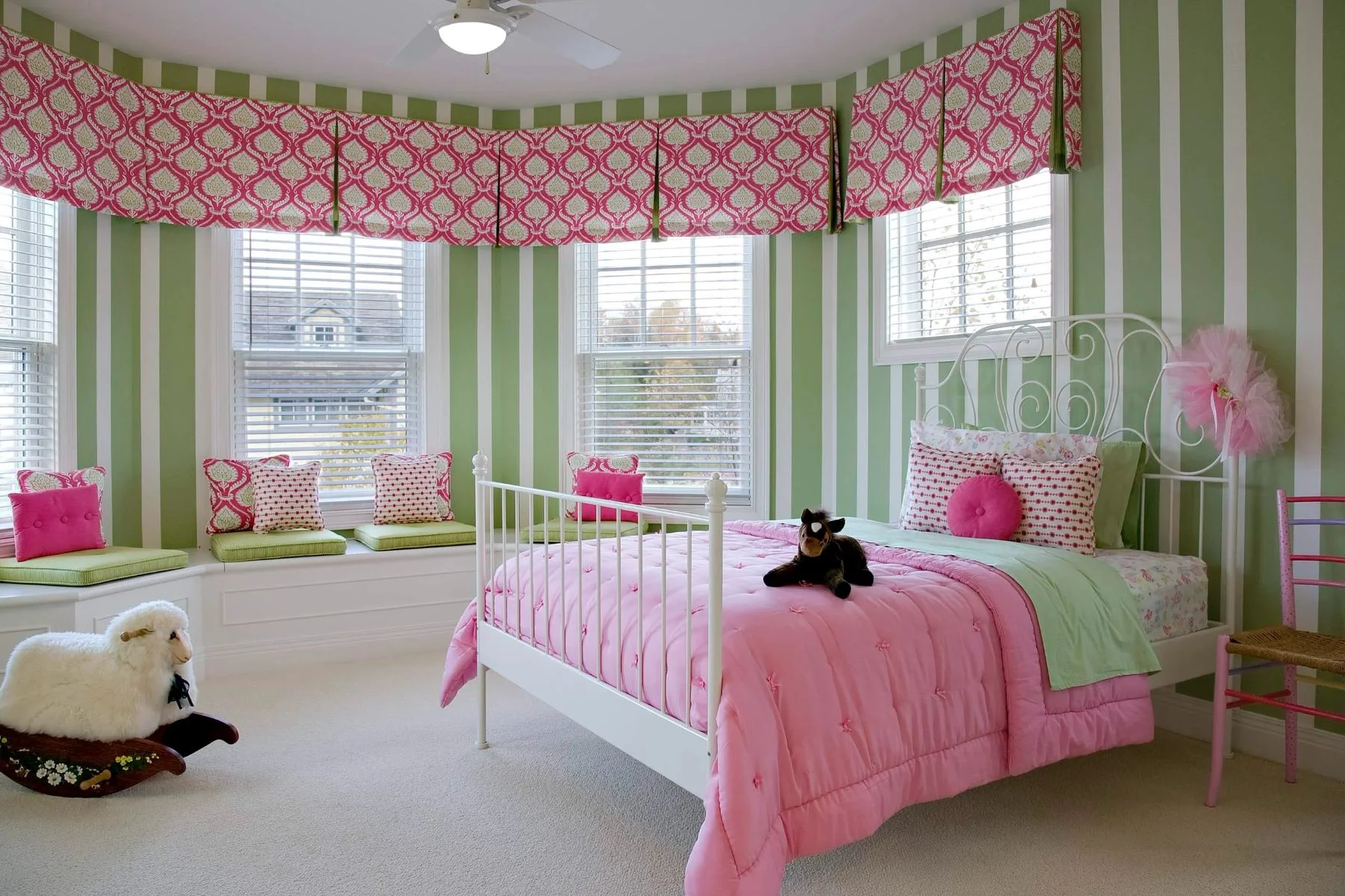 Phòng ngủ màu hồng sang trọng phối xanh xám
