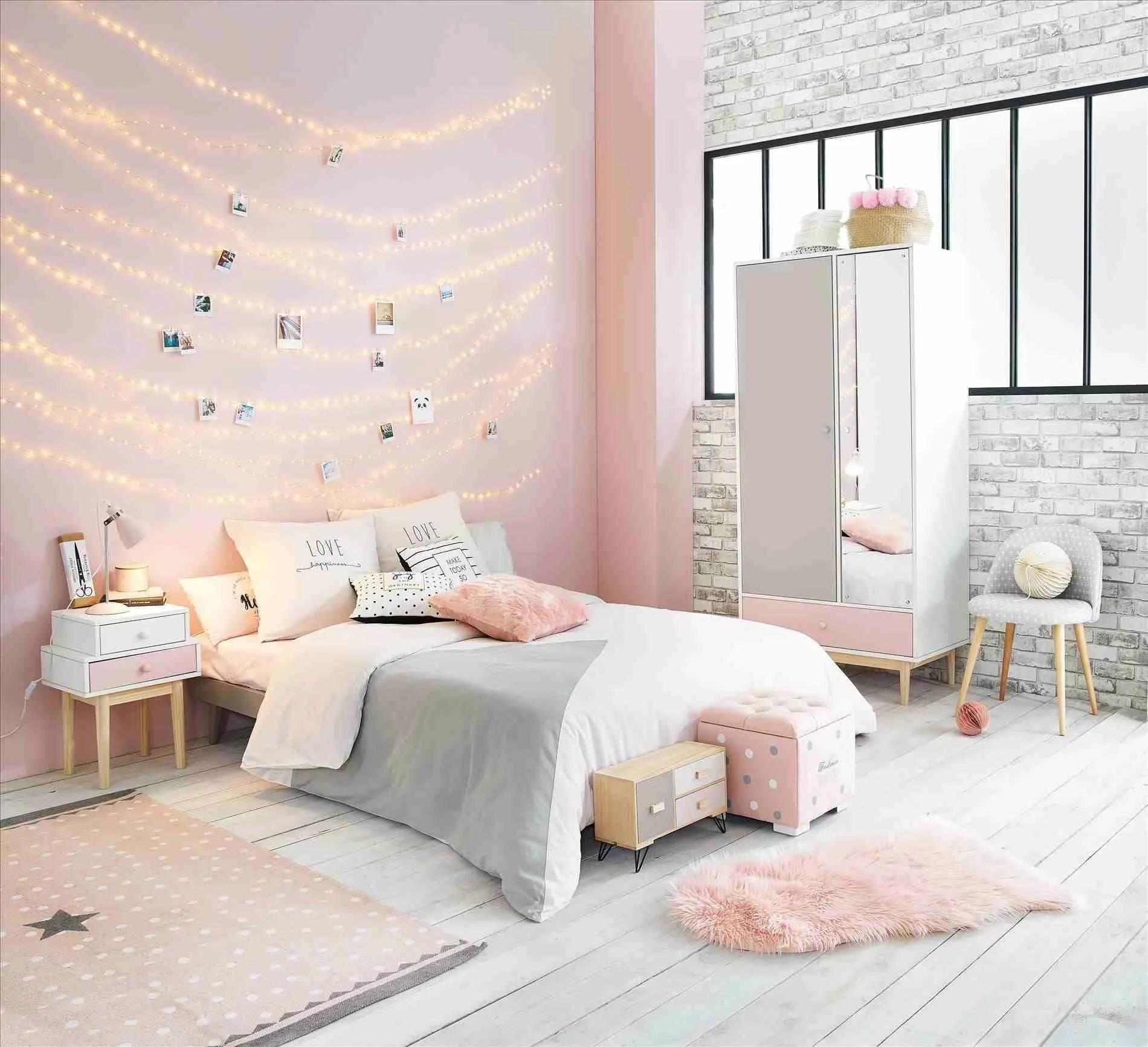 Thảm trải sàn giúp phòng ngủ màu trắng hồng ấm cúng hơn