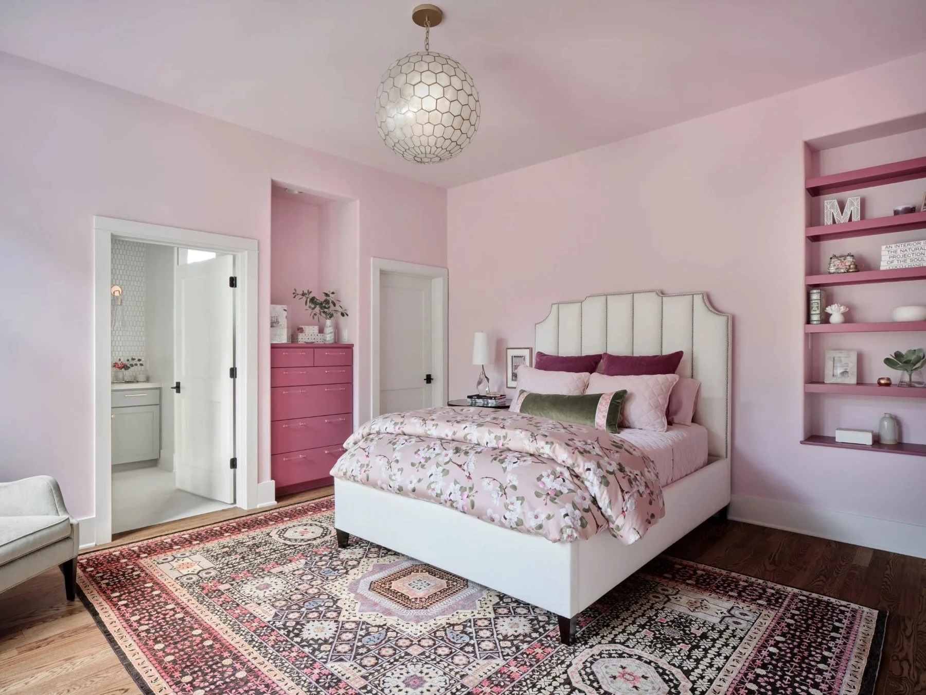 Sử dụng kệ treo tường cho phòng ngủ màu hồng trắng