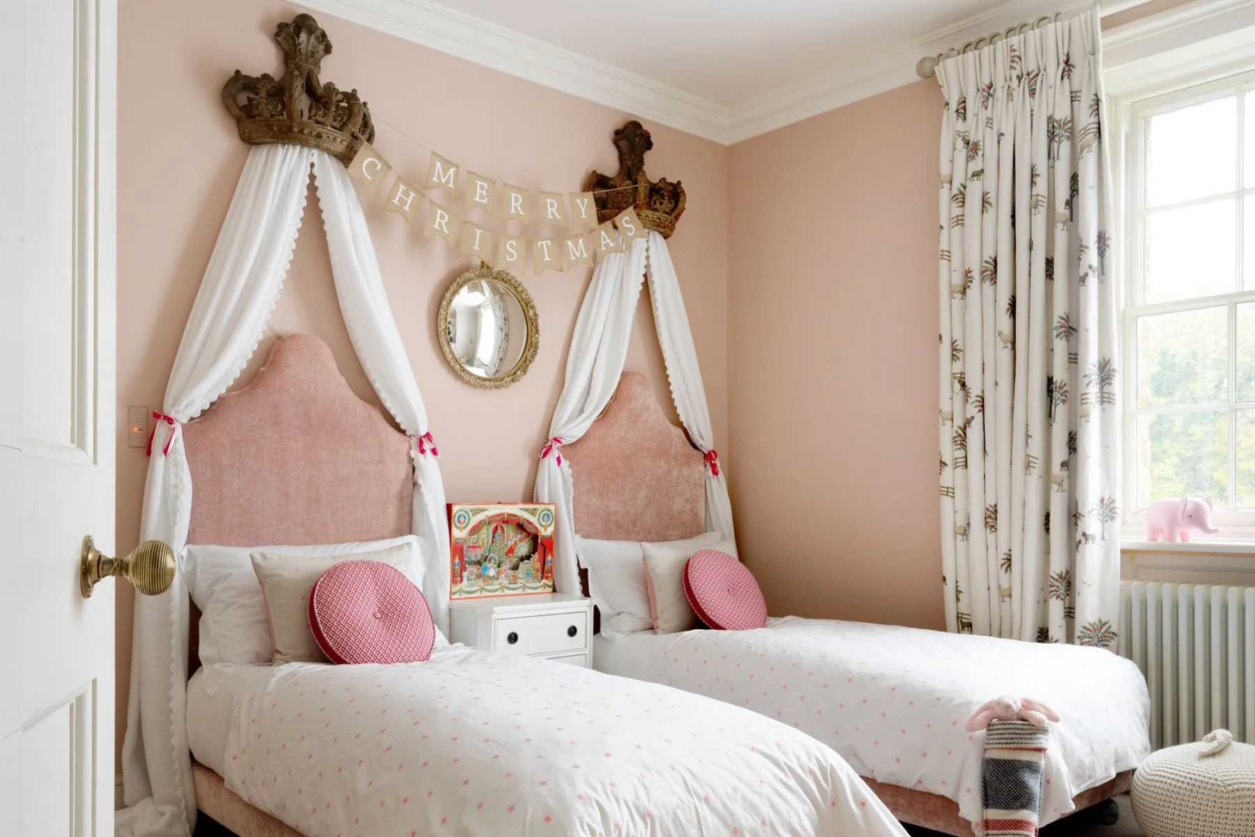 Lựa chọn rèm cửa cho phòng ngủ màu hồng