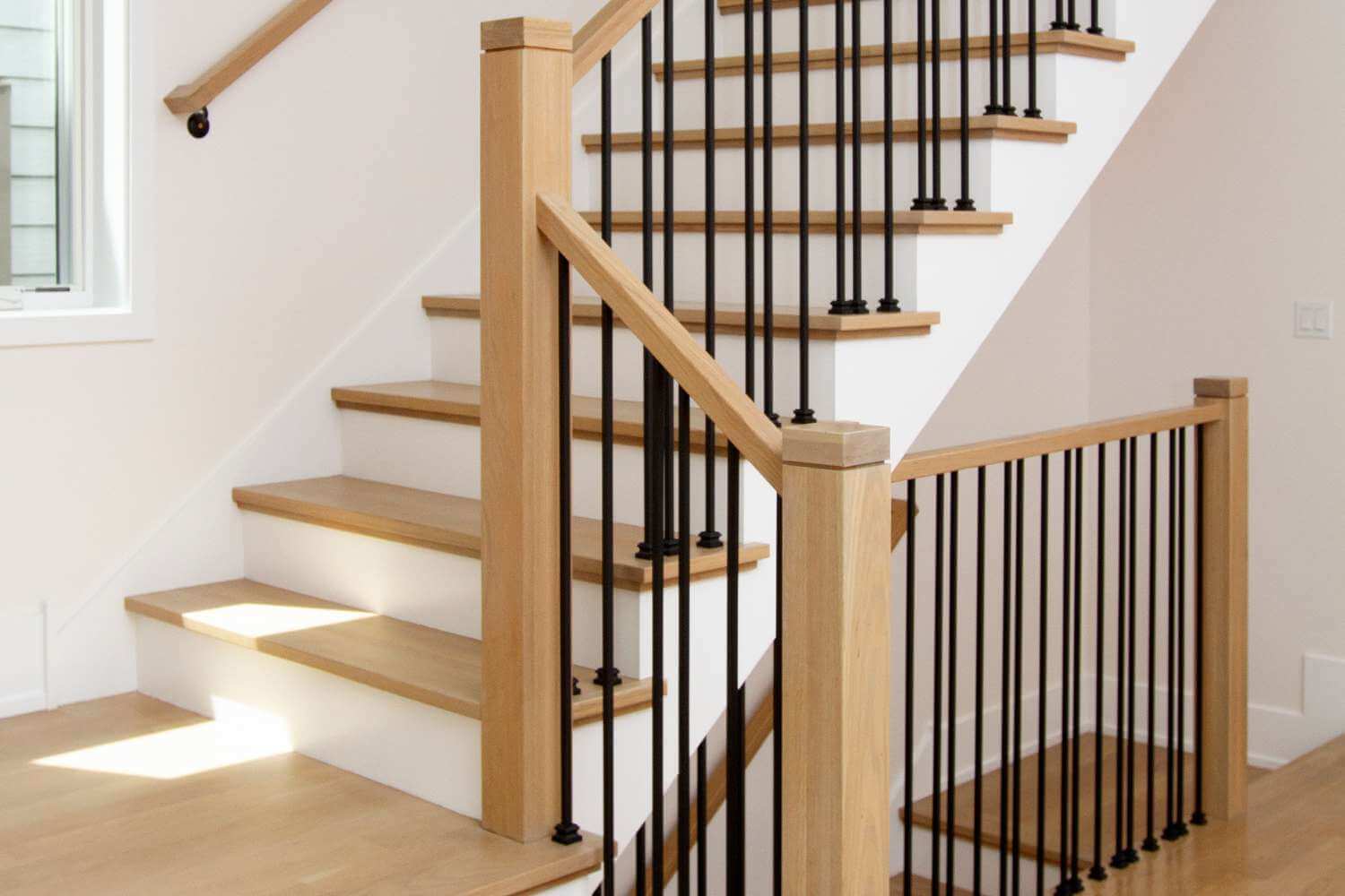 Độ dốc cầu thang tiêu chuẩn từ 18 -45 độ, với các dạng cầu thang xoắn ốc thì khoảng 45 độ