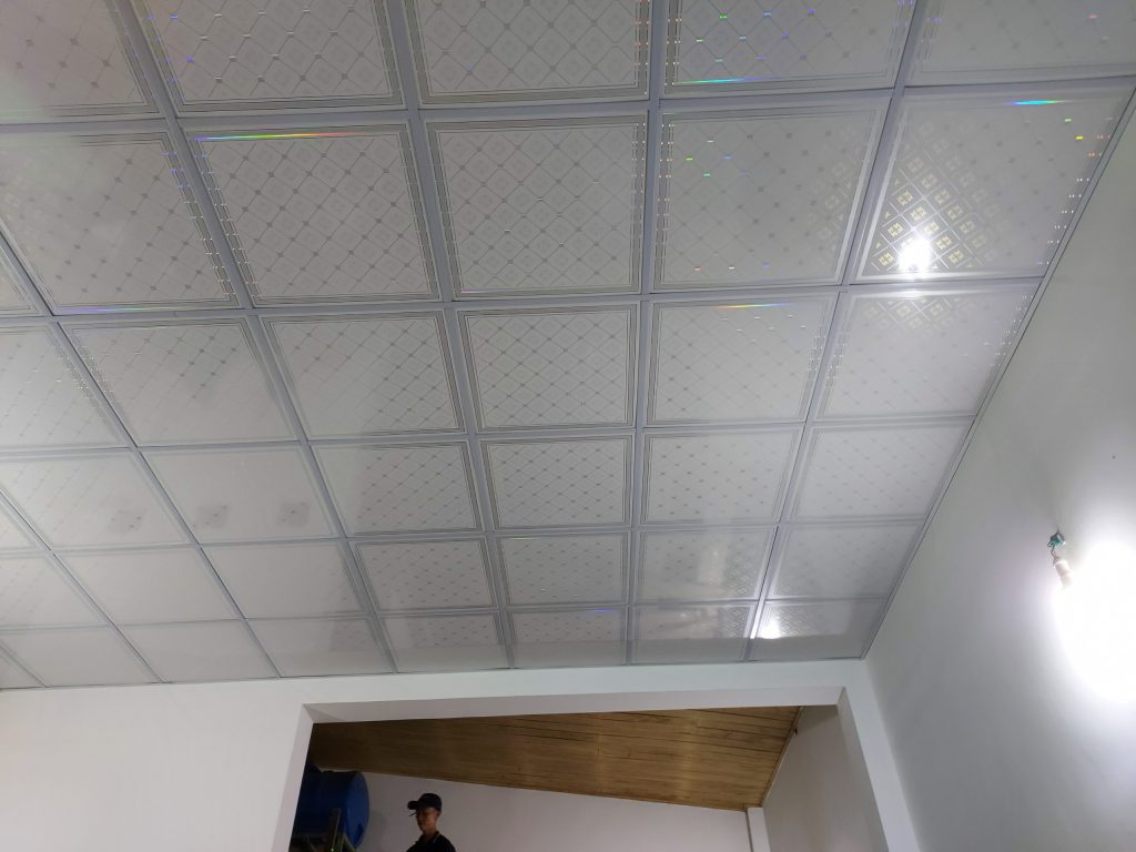 Trần nhựa thả là vật liệu trang trí trần nhà được làm từ bột nhựa PVC