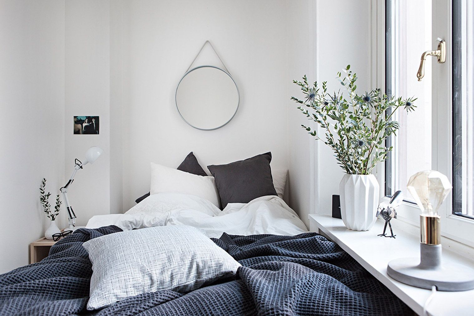 Phòng ngủ thoải mái cạnh cửa sổ thoáng mát và đầy đủ tiện nghi với gam màu xám