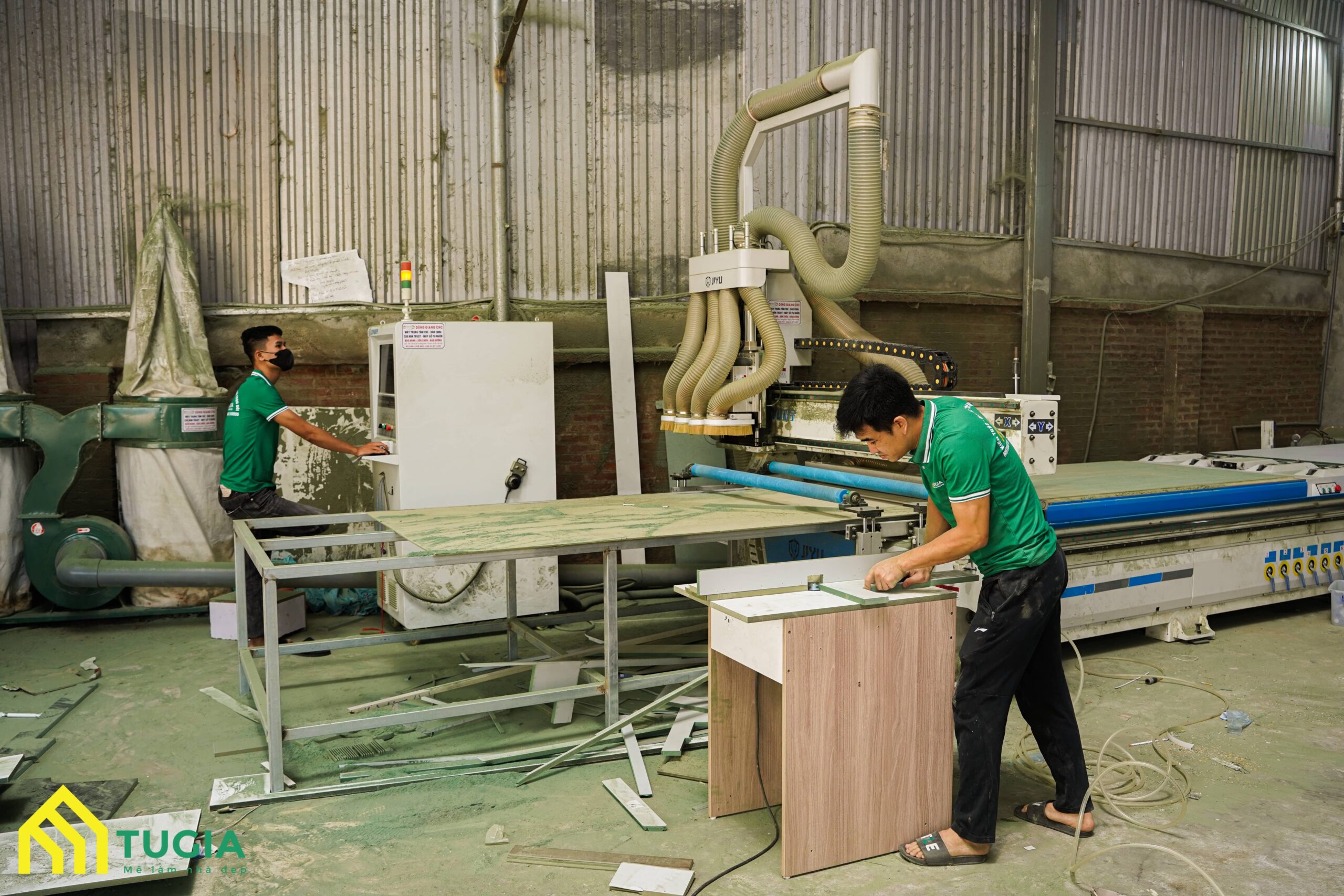 Quy trình sản xuất nội thất gỗ công nghiệp theo yêu cầu sử dụng máy móc hiện đại