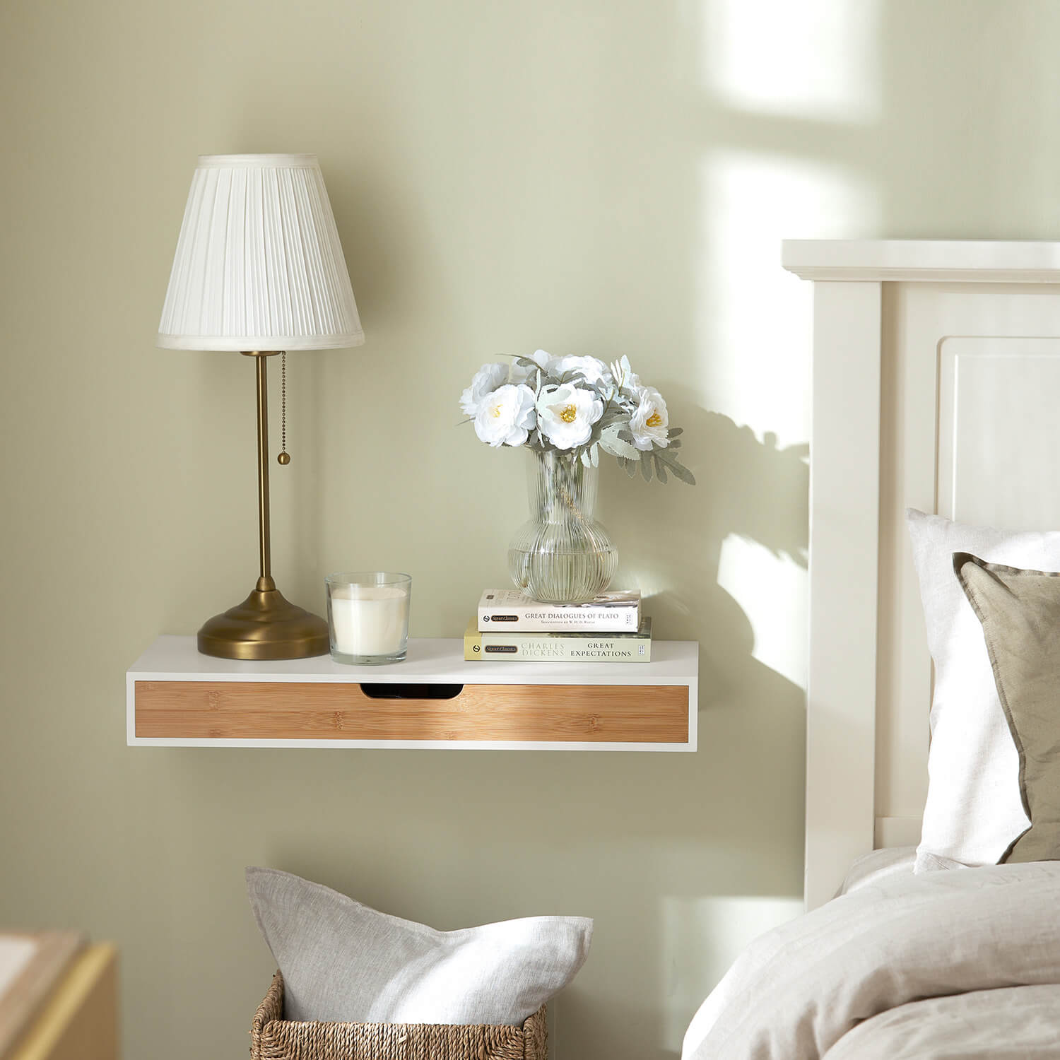 Ưu tiên lựa chọn phong cách thiết kế tối giản cho phòng ngủ nhỏ được thở và tránh sự quá khổ nội thất
