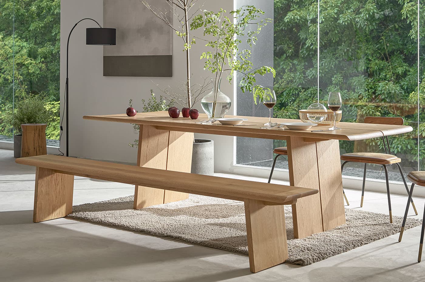 Thiết kế bàn ăn bằng gỗ đơn giản nhưng vẫn tạo điểm nhấn cho căn bếp