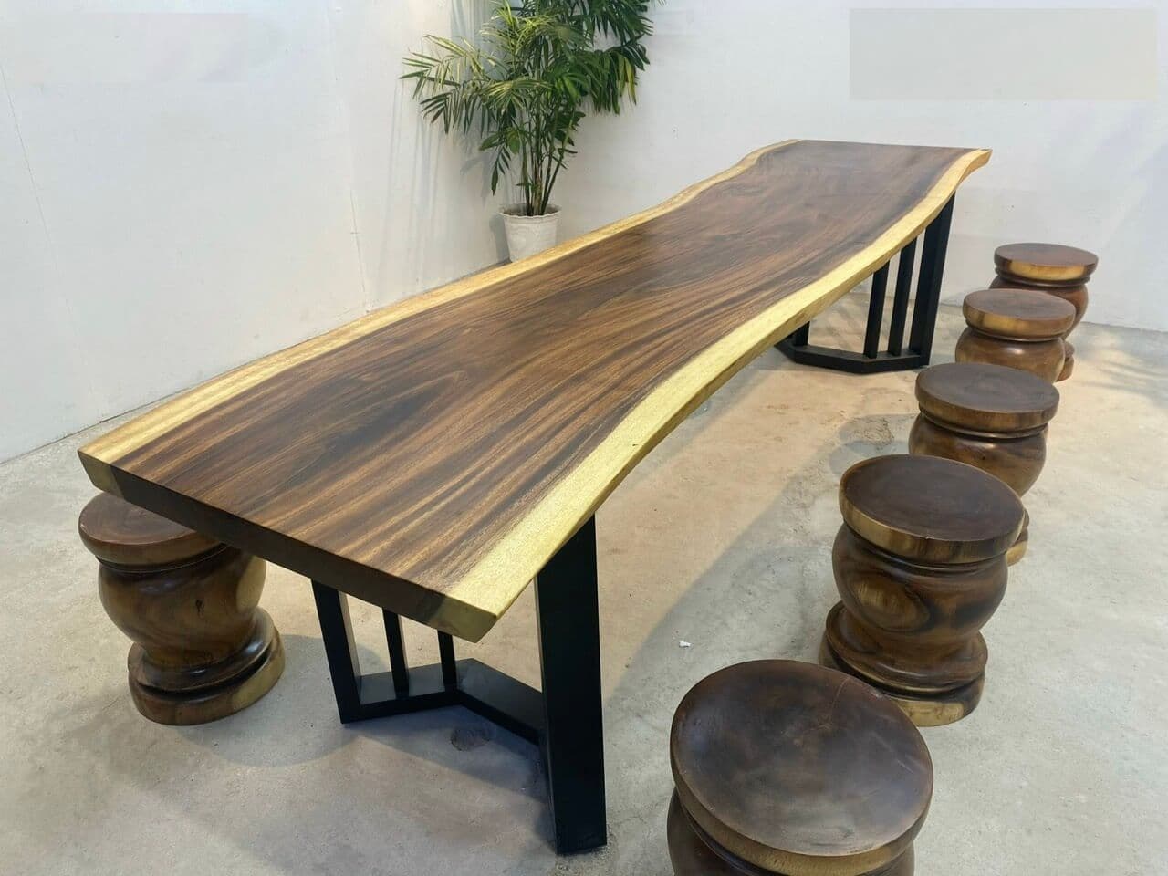 Mẫu bàn ăn thiết kế đơn giản nhưng vẫn luôn nổi bật với những đường vân gỗ đẹp mắt 