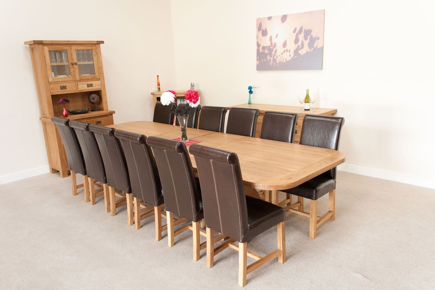 Thiết kế sang trọng của mẫu bàn ăn biệt thự tăng thêm thẩm mỹ cho căn nhà