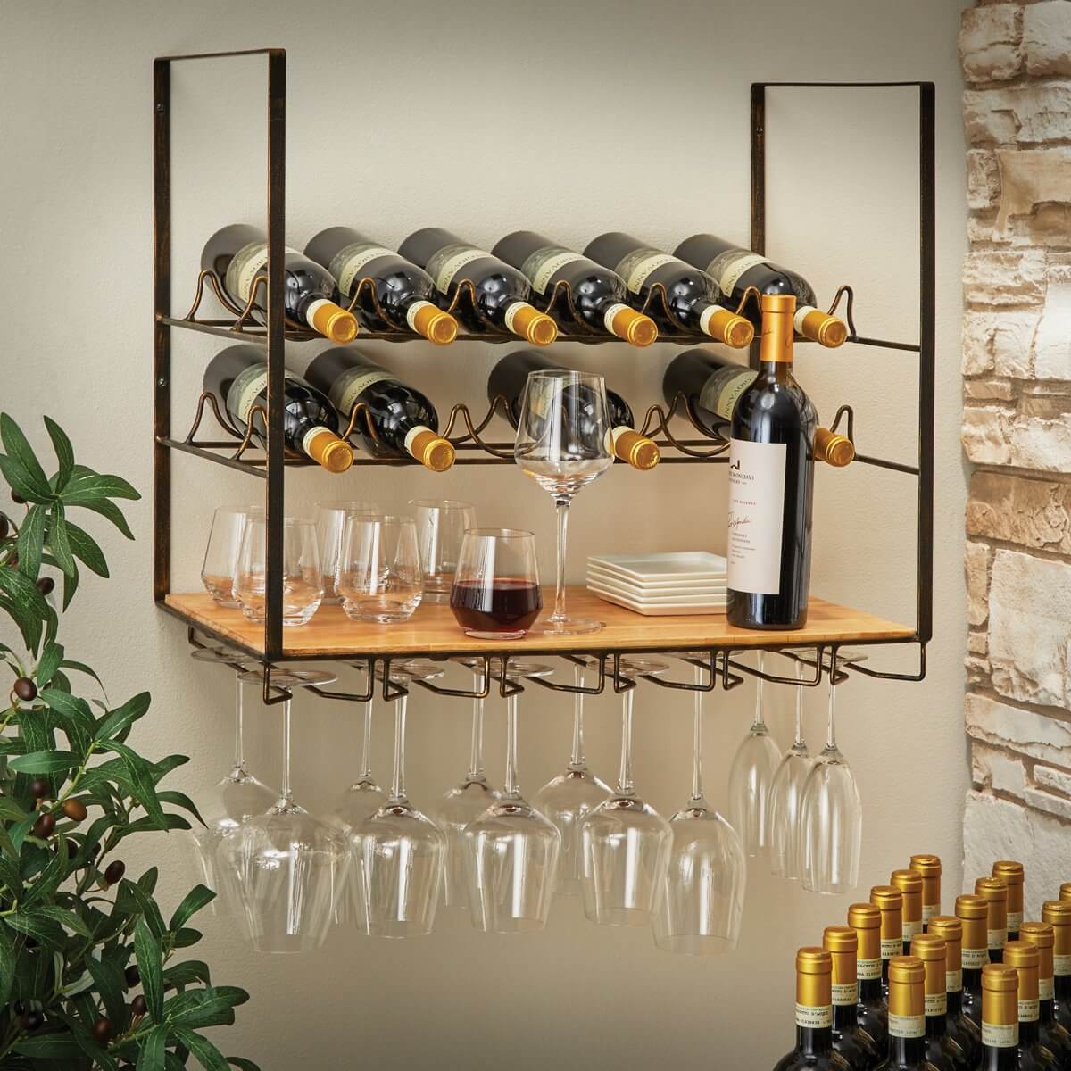 Kệ rượu treo tường có kích thước và sức chứa phù hợp với số lượng rượu và diện tích công trình 