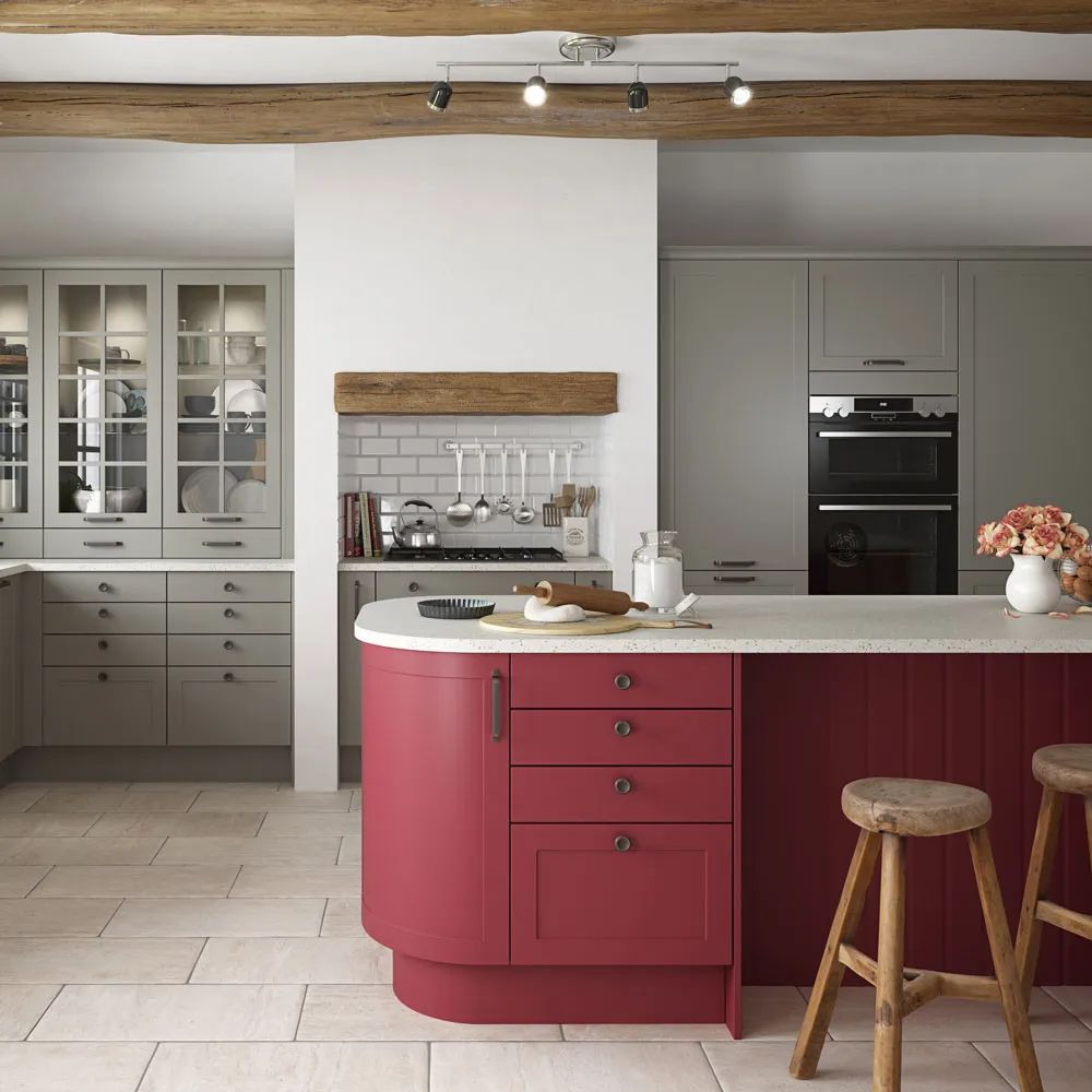 Bàn đảo bếp hiện đại sơn màu hồng tạo điểm nhấn cho không gian bếp