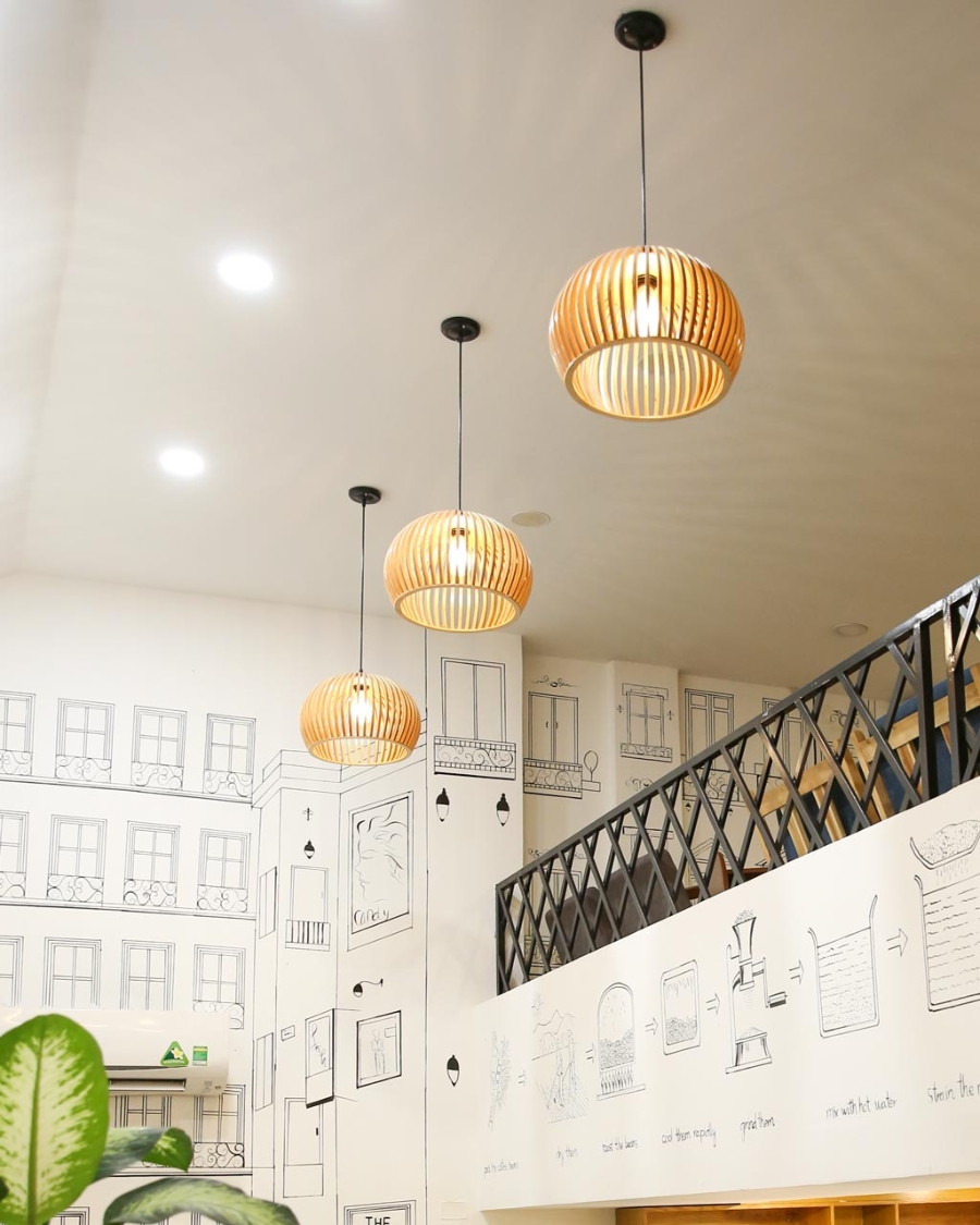Sử dụng đèn trang trí quán cafe giúp tạo điểm nhấn thu hút khách hàng
