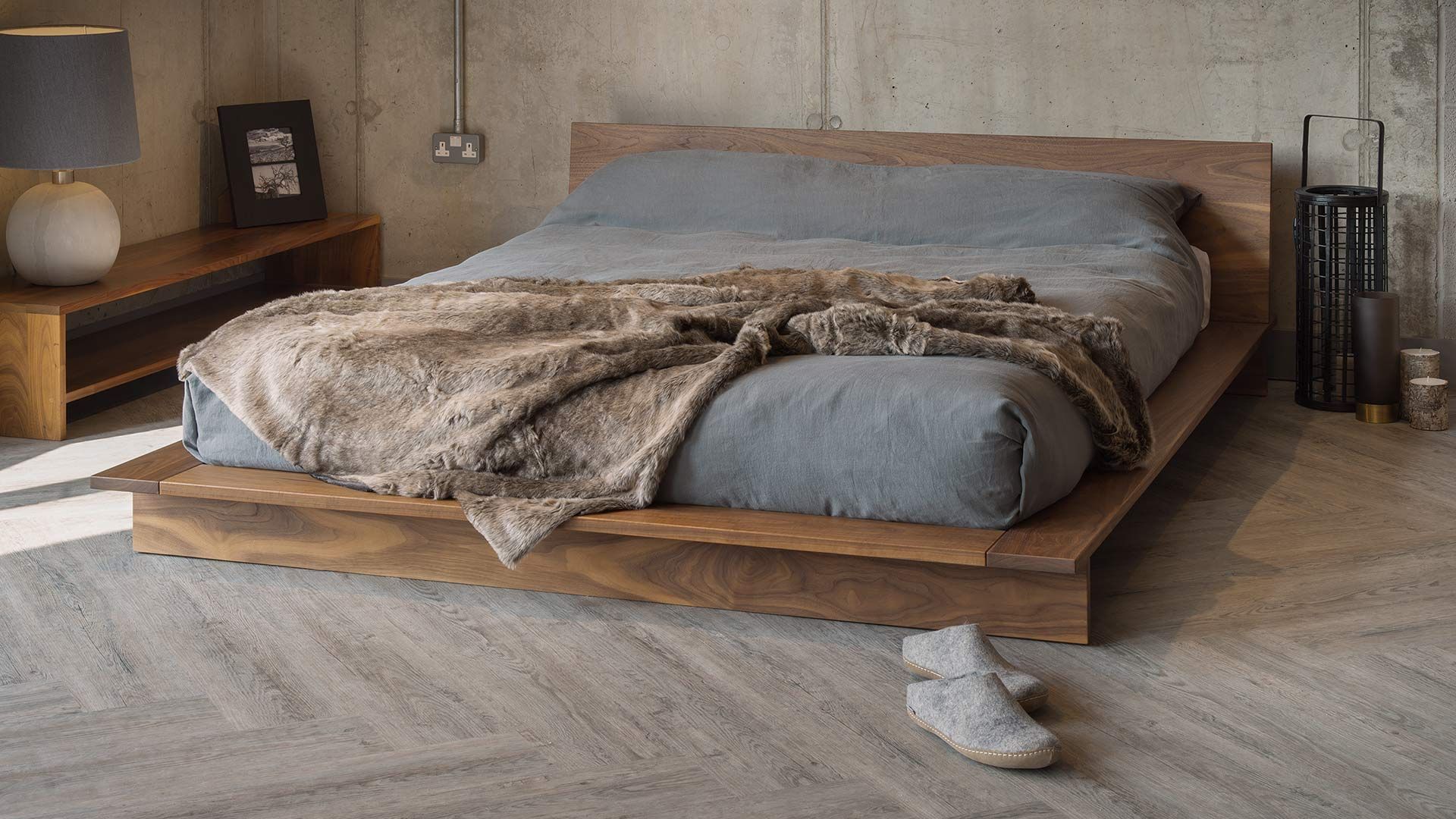 Giường kiểu Nhật với chất liệu gỗ mộc mạc và thiết kế đơn giản, tinh tế