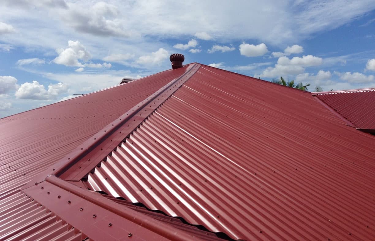 Mái tôn nhà cấp 4 có độ bền cao cùng khả năng cách âm, cách nhiệt tốt
