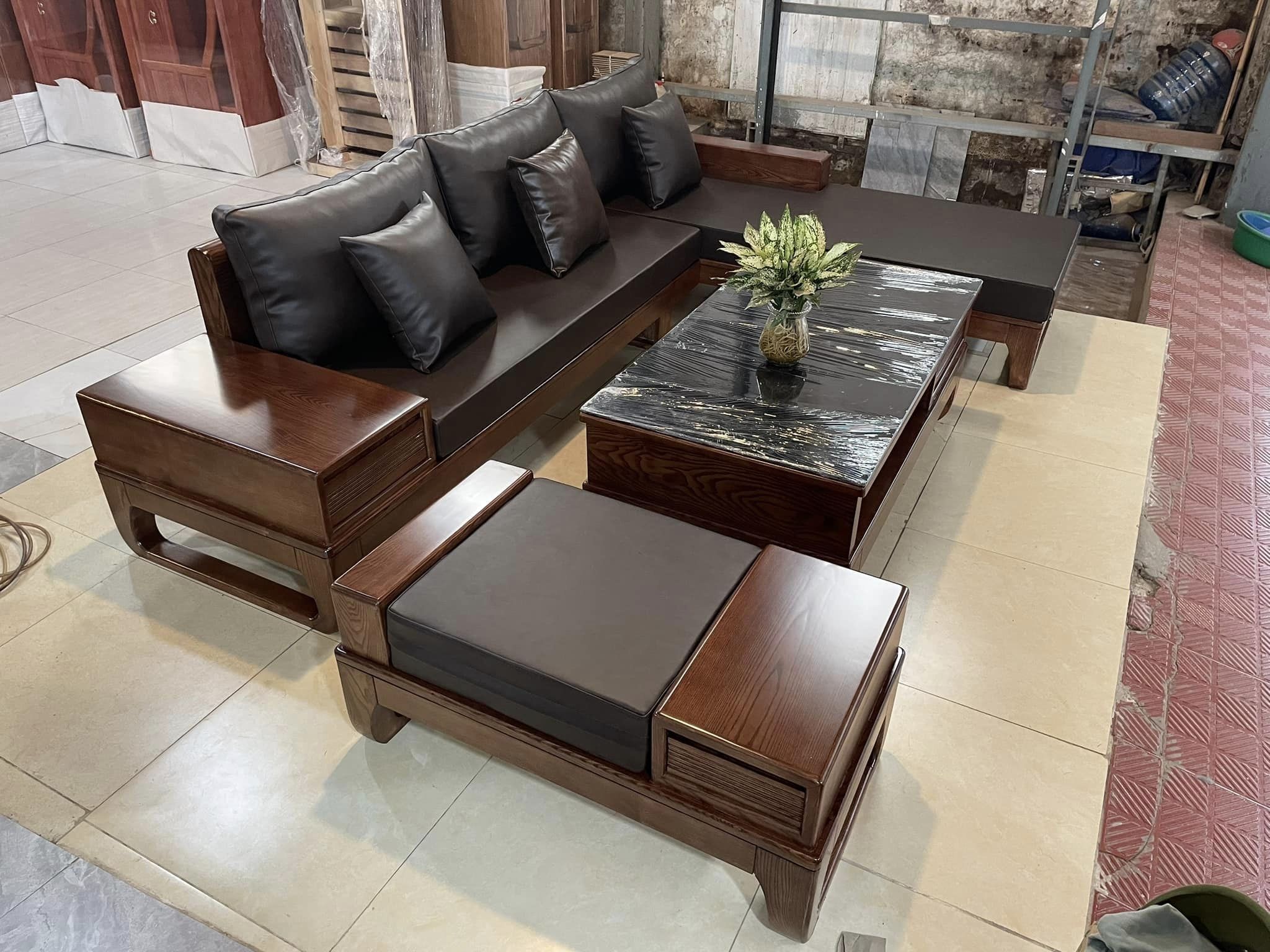 Bộ ghế sofa gỗ nguyên khối thường có kích thước lớn