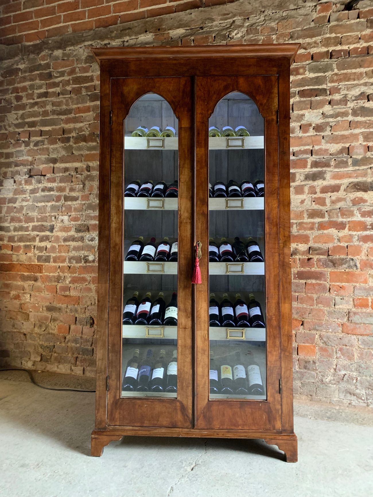 Mẫu tủ rượu gỗ công nghiệp kết hợp cửa kính đơn giản