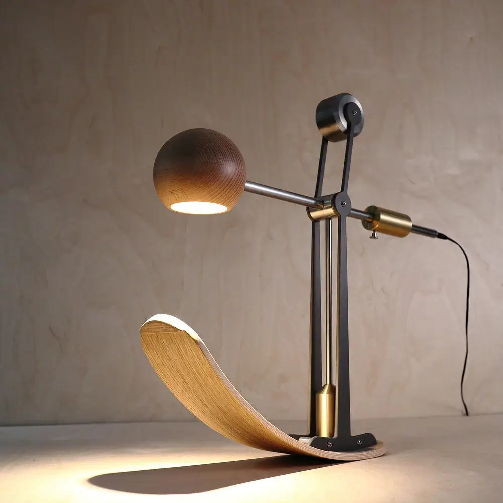 Mẫu đèn trang bàn học bằng gỗ thiết kế ấn tượng