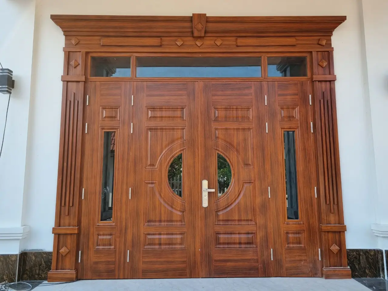 Mẫu cửa gỗ 4 cánh mặt tiền đẹp với kích thước lệch thu hút người nhìn bởi sự phá cách