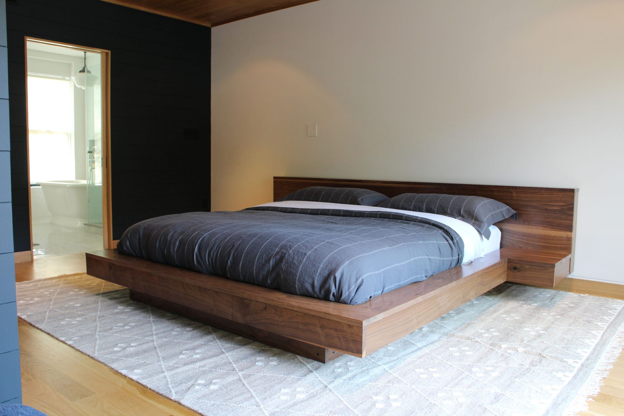 Giường ngủ gỗ óc chó kiểu truyền thống