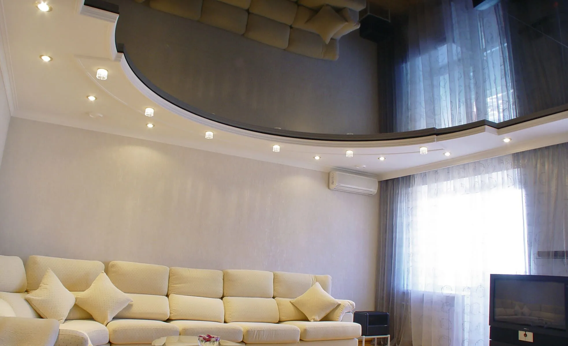 Mẫu trần nhựa phòng khách từ chất liệu PVC có thiết kế hiện đại