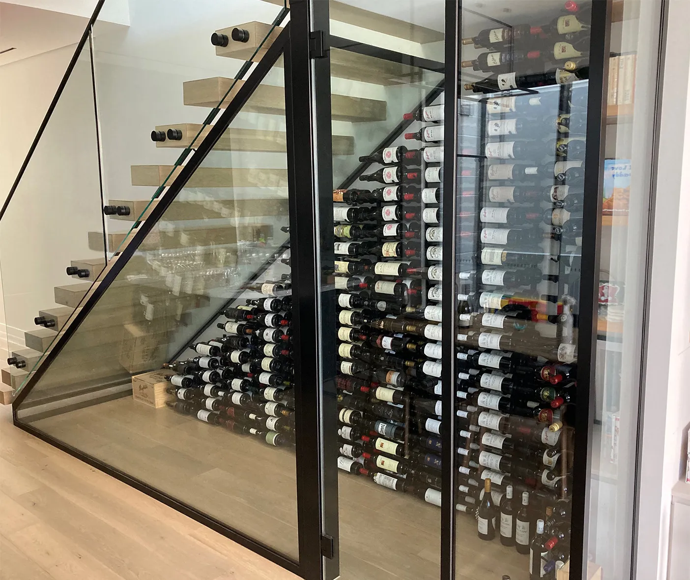 Tủ rượu gầm cầu thang nhà ống bằng kính
