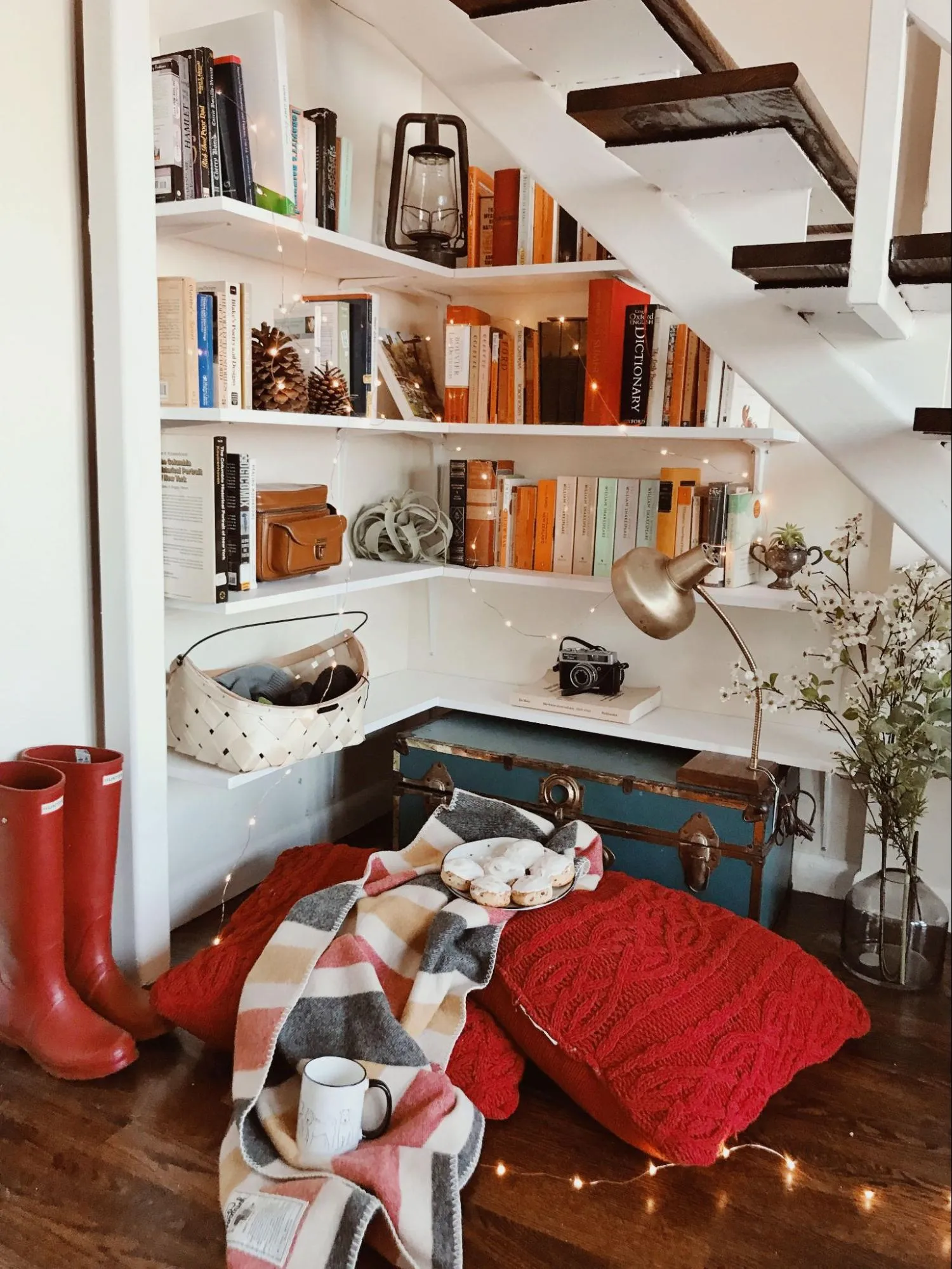 Thiết kế gầm cầu thang làm tủ sách và nơi đọc sách thư giãn